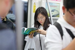 在地铁上读书