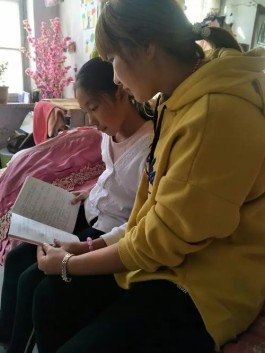 母亲读书