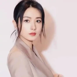 当我看到一个女人手上没有手镯、手链，脖子上没有项链，我能确定她在这3个方面非常“特别”