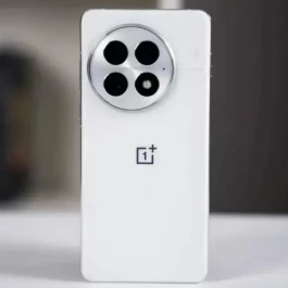 目前“值得捡漏”的一款旗舰手机，配置几乎没有短板，不到3000元