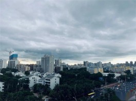 海口的天空，下着秋天的雨