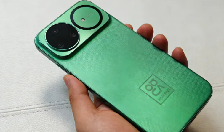 华为这次也扛不住了：从4499元跌到3081元，麒麟9010S+6500mAh+双卫星通信